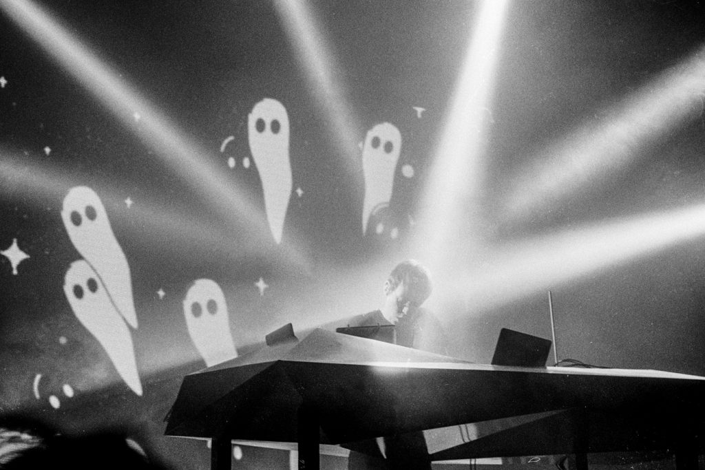 Photographie en argentique noir et blanc de Rone sur scène lors du festival la 7e vague